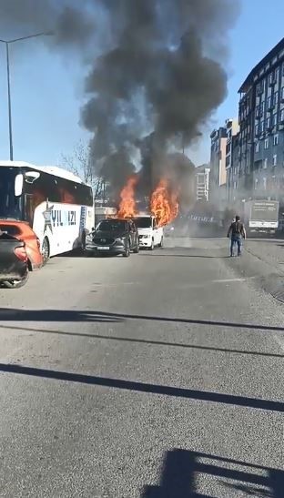 Hopa’da minibüs yangını korkuttu
