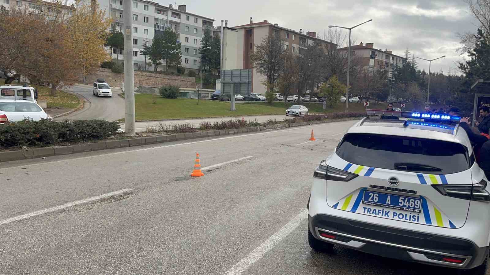 Otomobilin ref&uuml;jde &ccedil;arptığı kadınlara karşıdan gelen otomobil de &ccedil;arptı: 1 &ouml;l&uuml;, 1 yaralı
