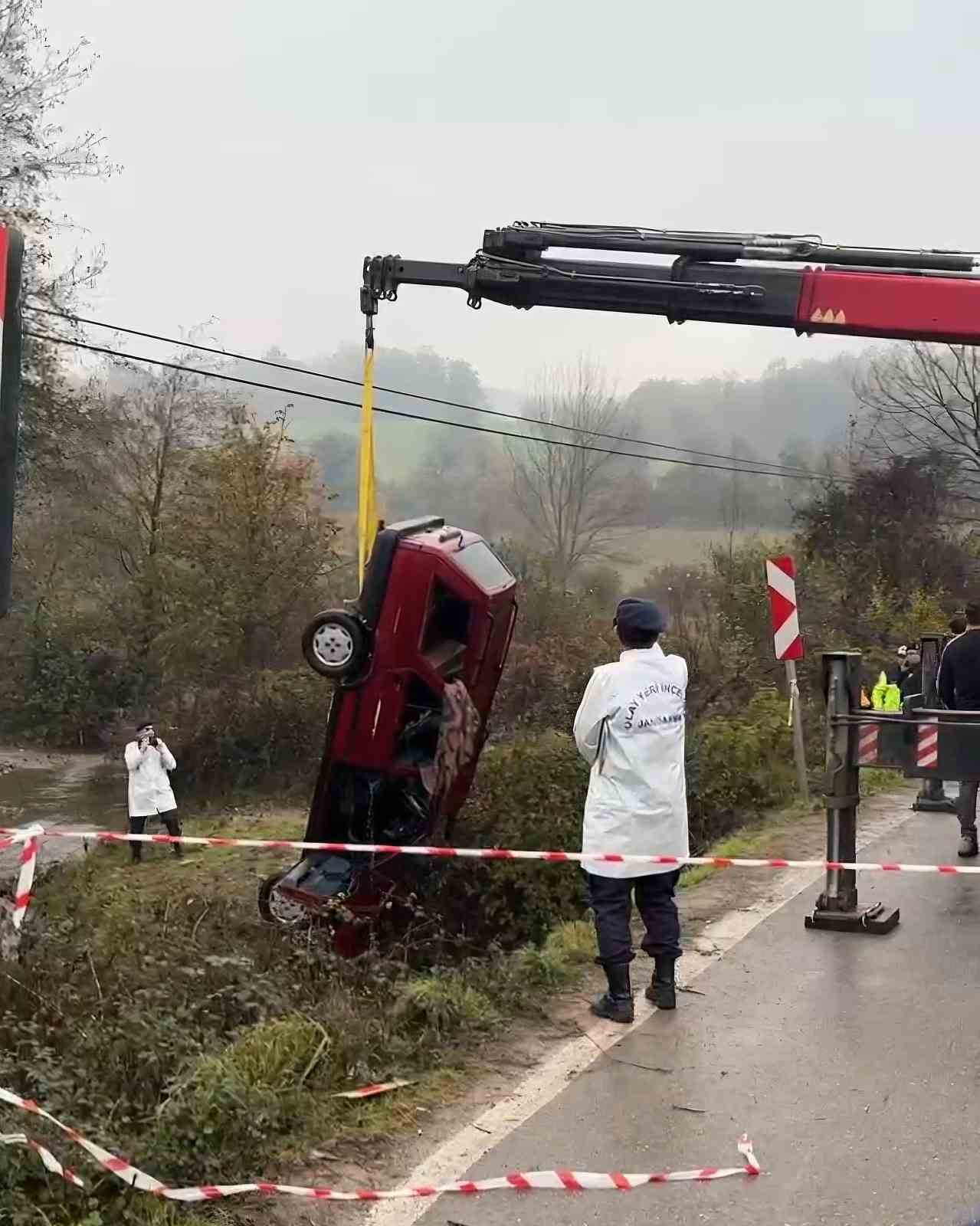Otomobil dereye uçtu: 2 ölü, 1 yaralı