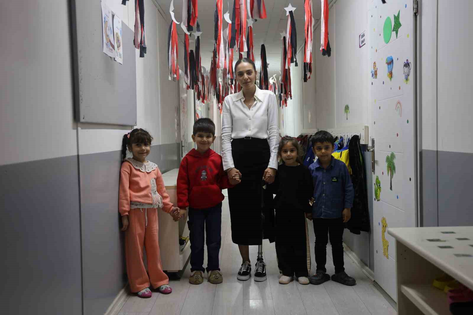 Enkazdan 46. saatte kurtarılan gen&ccedil; &ouml;ğretmen, protez bacağıyla geri d&ouml;nd&uuml;ğ&uuml; mesleğinde minik &ouml;ğrencileriyle yaşama tutundu
