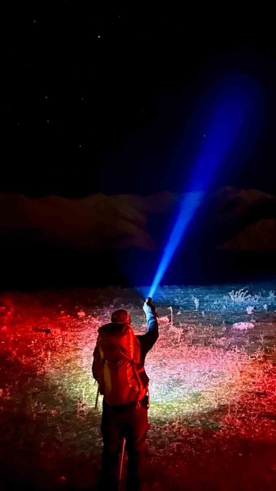 Vanlı dağcılardan &rsquo;&Ouml;ğretmenler G&uuml;n&uuml;&rsquo;ne &ouml;zel tırmanış
