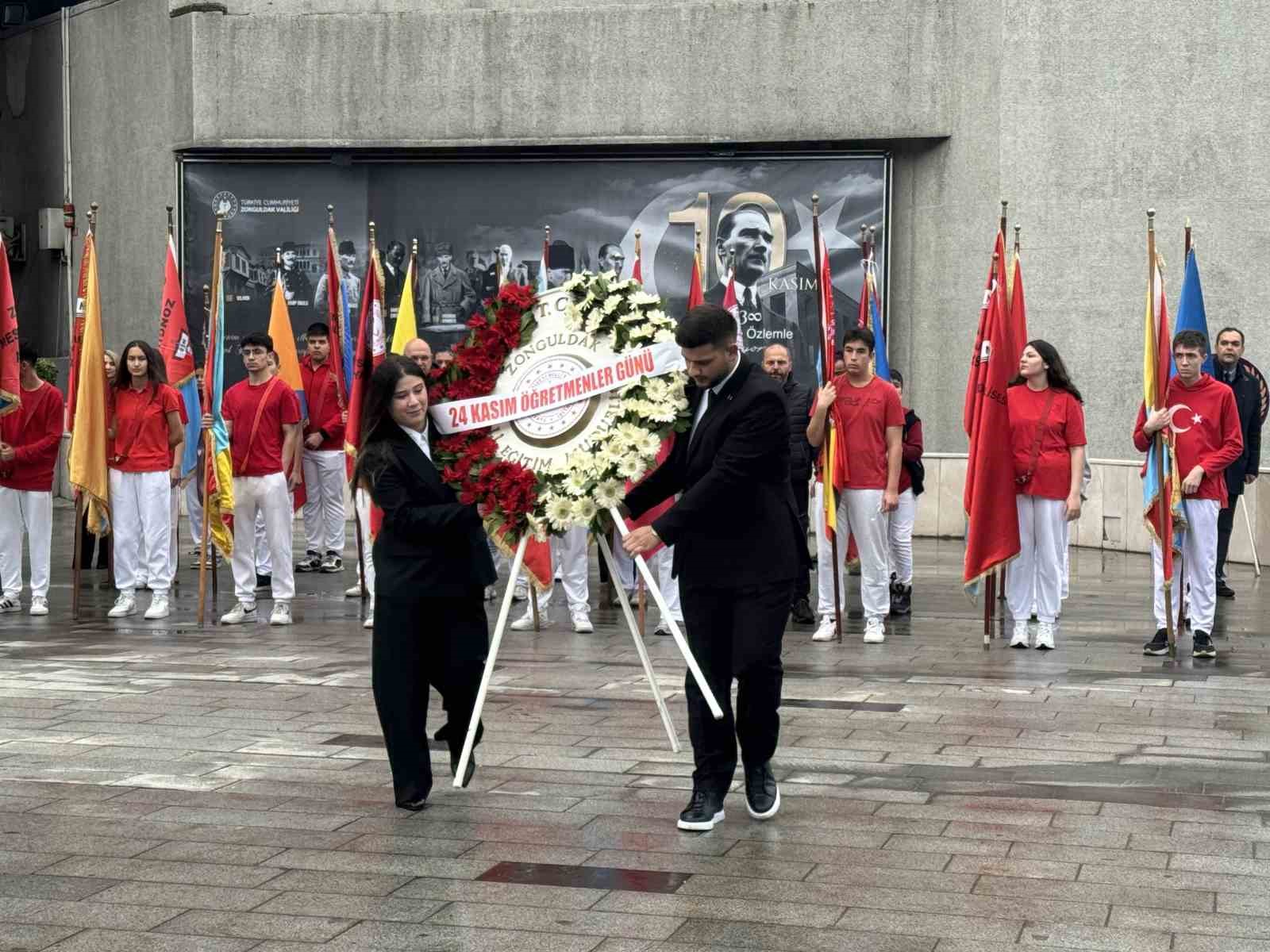 Öğretmenler günü törenle kutlandı