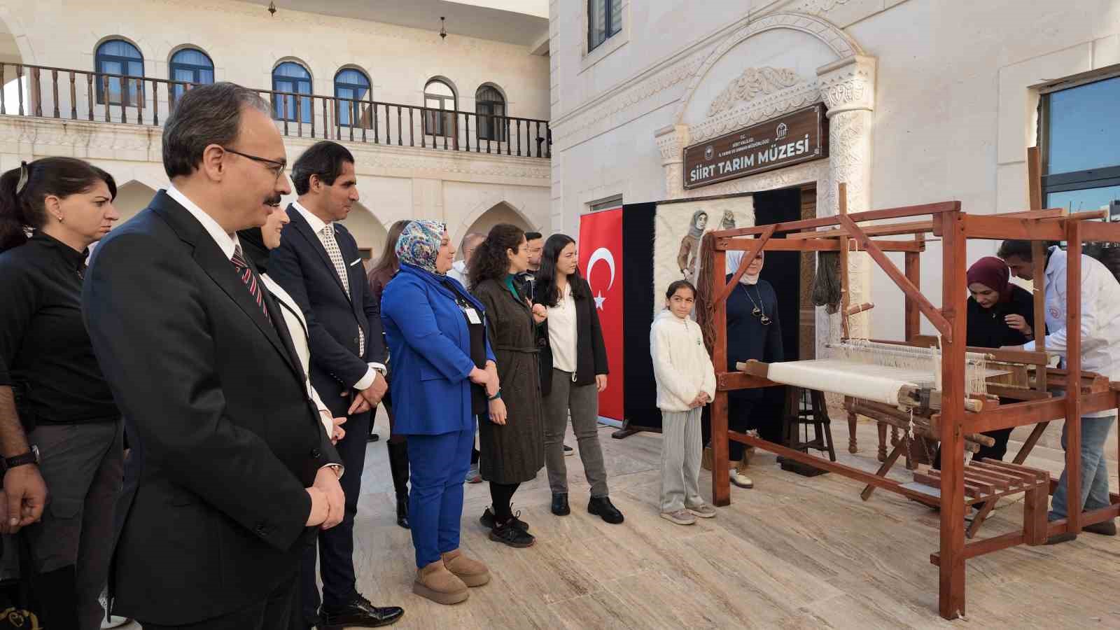 Siirt’te 24 öğretmen, Atatürk portresine 24 ilmek attı