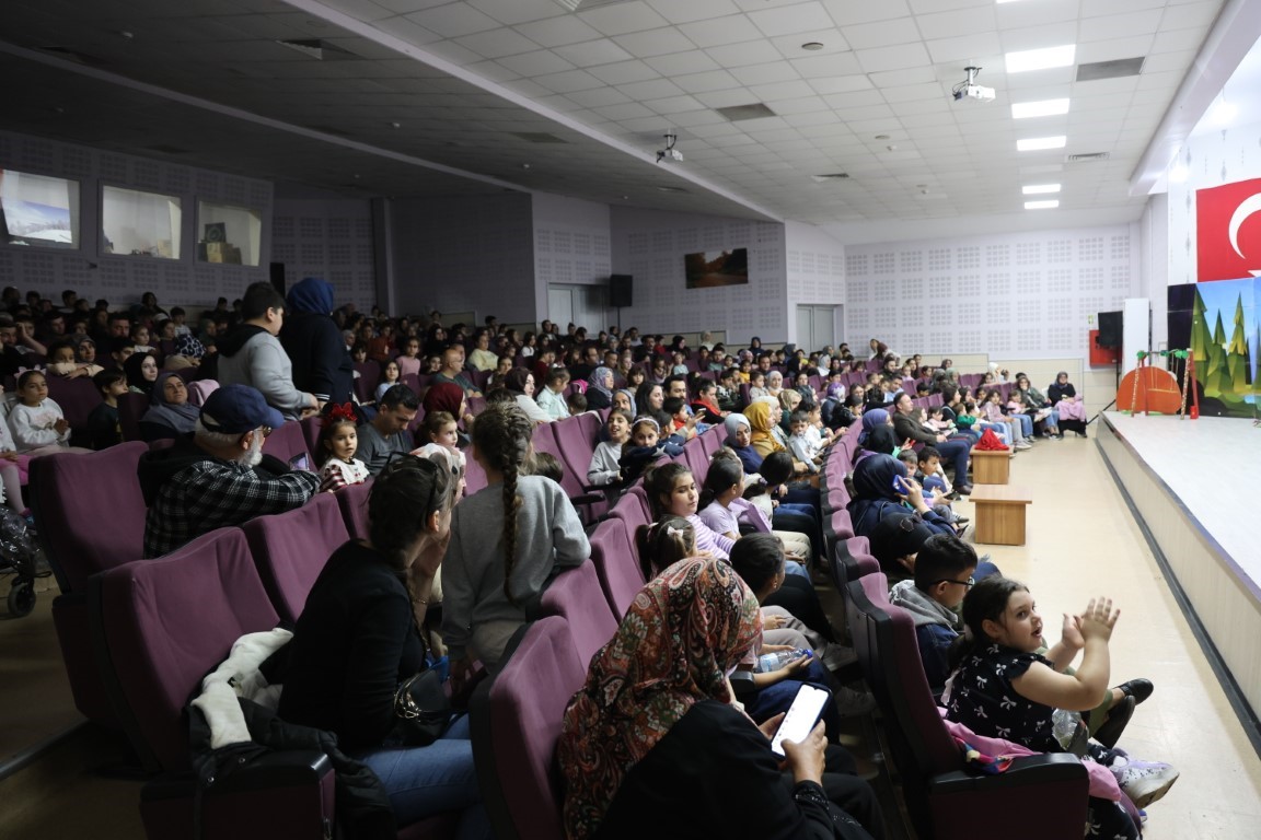 Minik izleyicilerden tiyatro oyununa tam not
