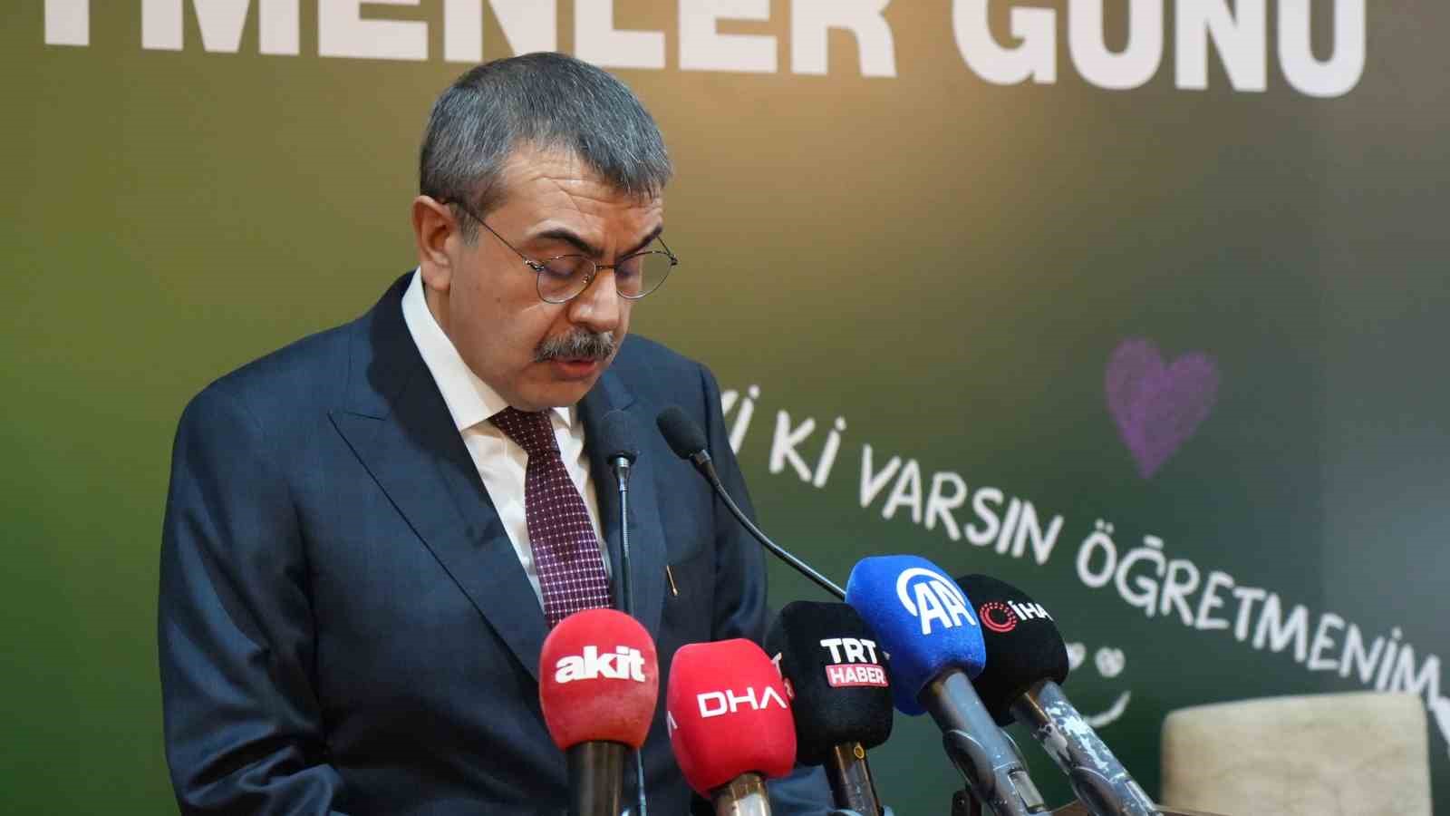 Bakan Tekin: "Dünya çok hızlı değişiyor, insan değişiyor, biz de bu değişimi anlamlandırmakla mükellef olan bir mesleğin mensuplarıyız"