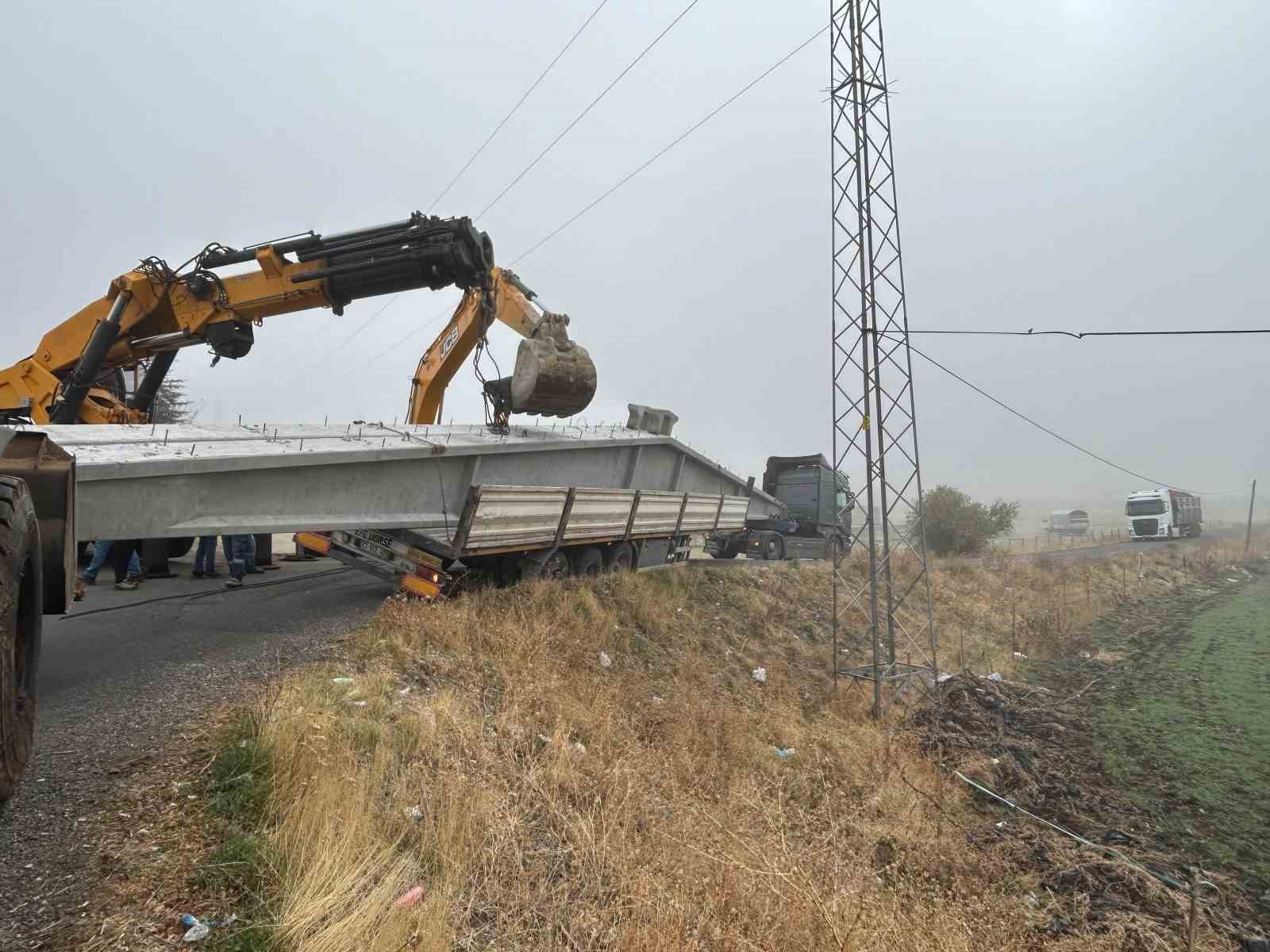 Bingöl’de virajı alamayan tır yan yattı