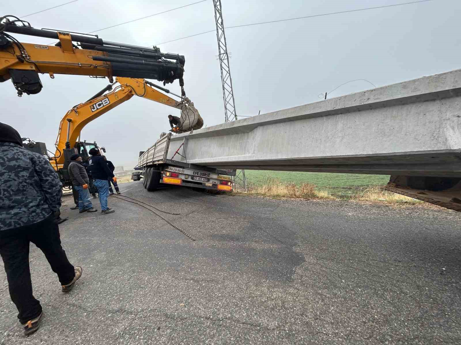 Bingöl’de virajı alamayan tır yan yattı