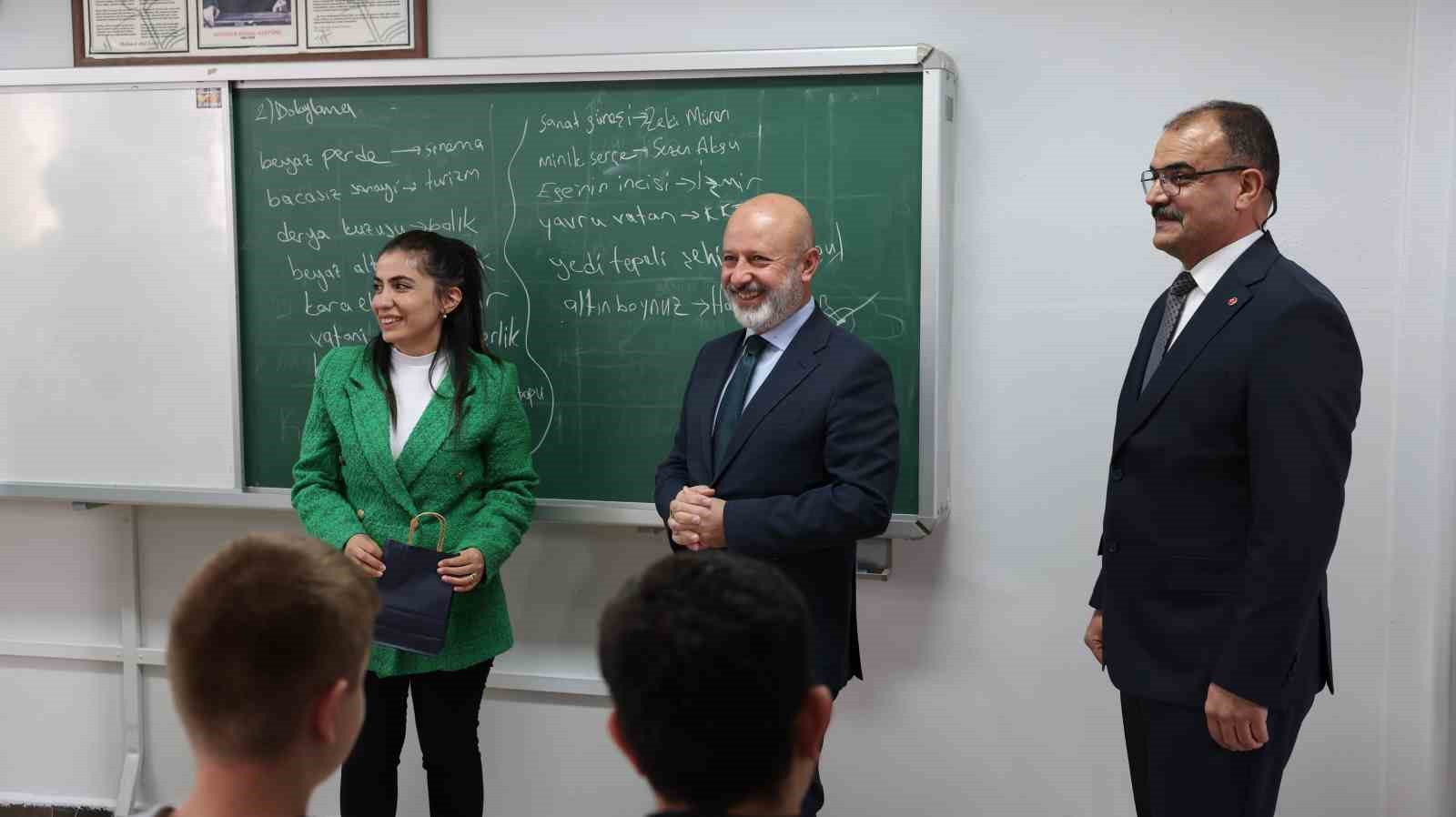 Başkan &Ccedil;olakbayrakdar&rsquo;dan Kocasinan&rsquo;daki t&uuml;m &ouml;ğretmenlere anlamlı hediye
