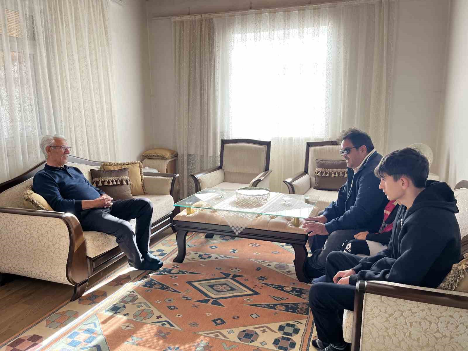 Akyaka’da vefalı öğrenci her yıl öğretmenin elini öperek, öğretmenler günü kutluyor