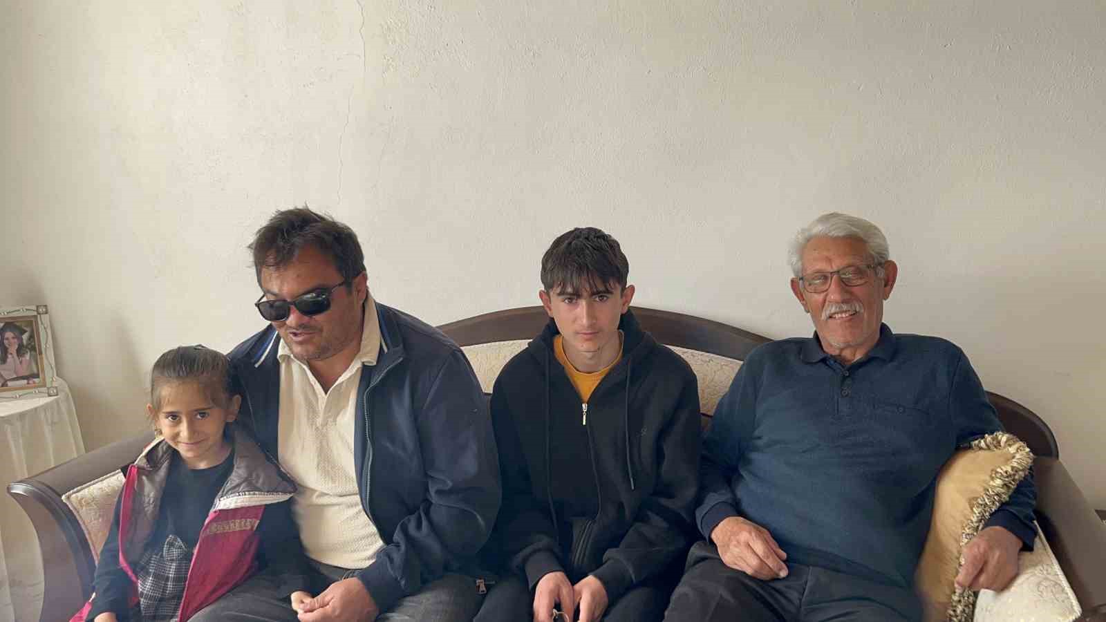 Akyaka’da vefalı öğrenci her yıl öğretmenin elini öperek, öğretmenler günü kutluyor