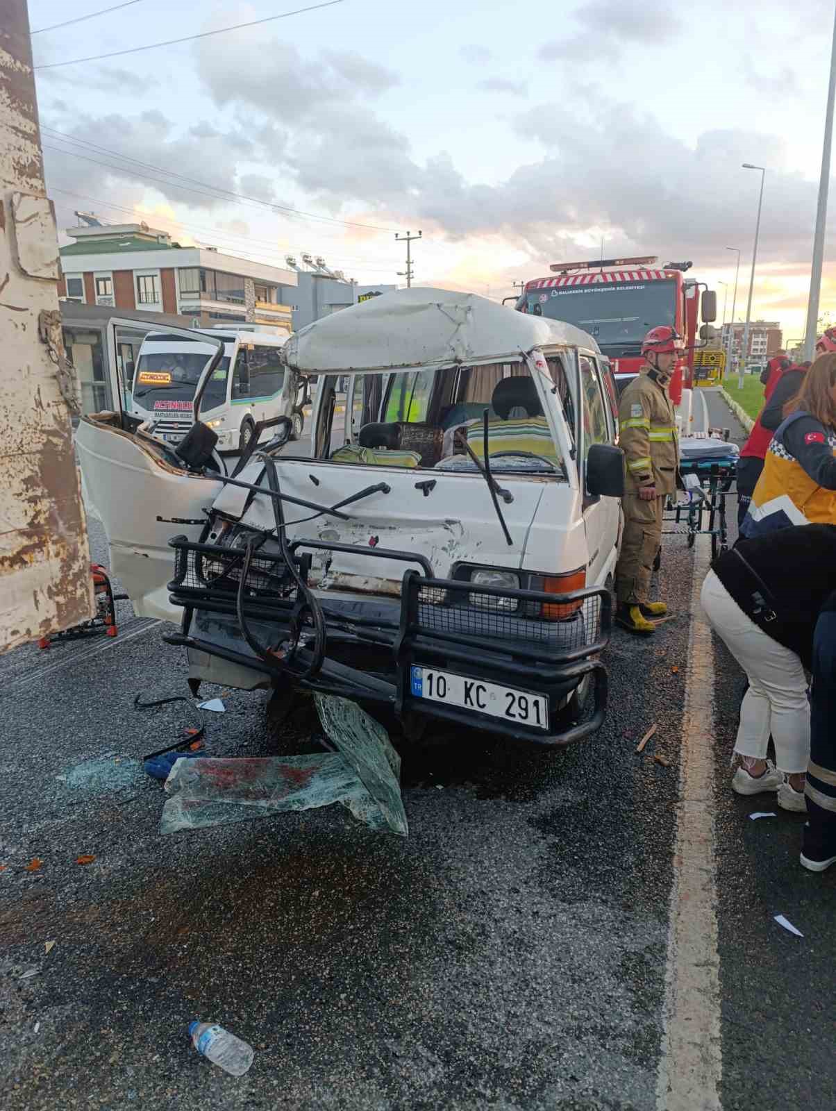 Edremit’te zincirleme kaza: 6 yaralı