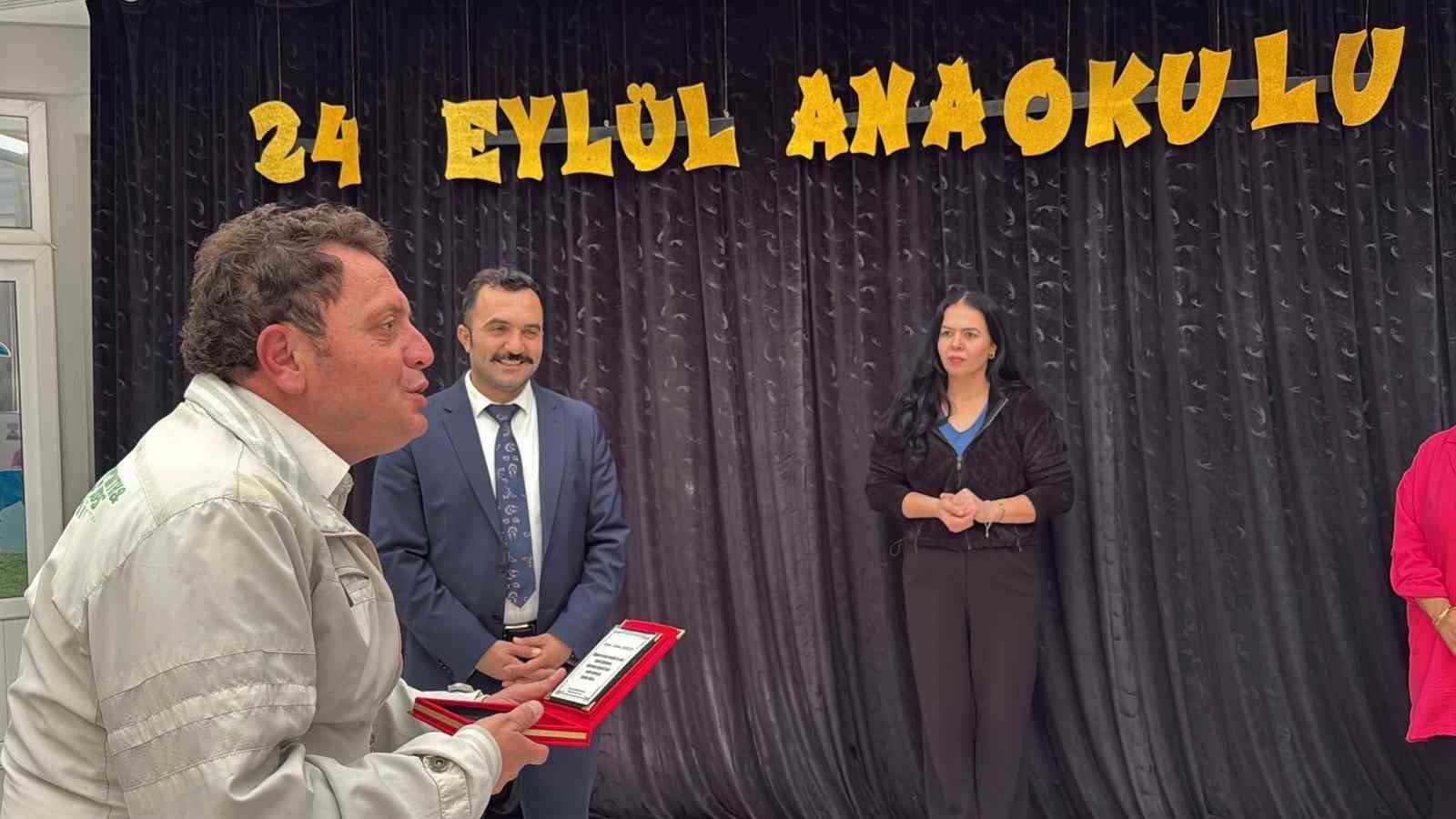 Mahalle muhtarından &ouml;ğretmenlere plaketli kutlama
