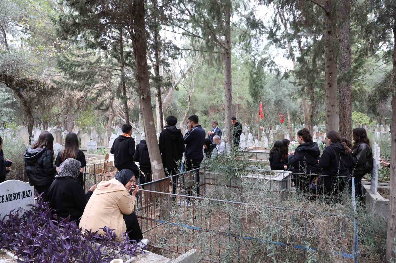 Öğrencileri, öğretmenler gününde vefat eden öğretmenlerini unutmadı