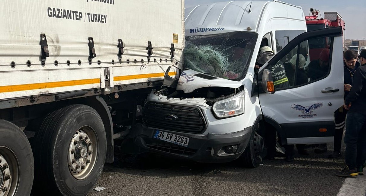 Gaziantep’te minibüs tıra arkadan çarptı: 5 yaralı