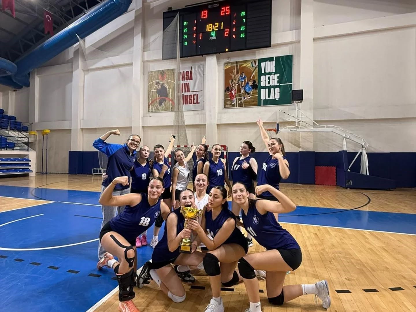 Kütahya Belediyespor Genç Kız Voleybol Takımı şampiyon oldu