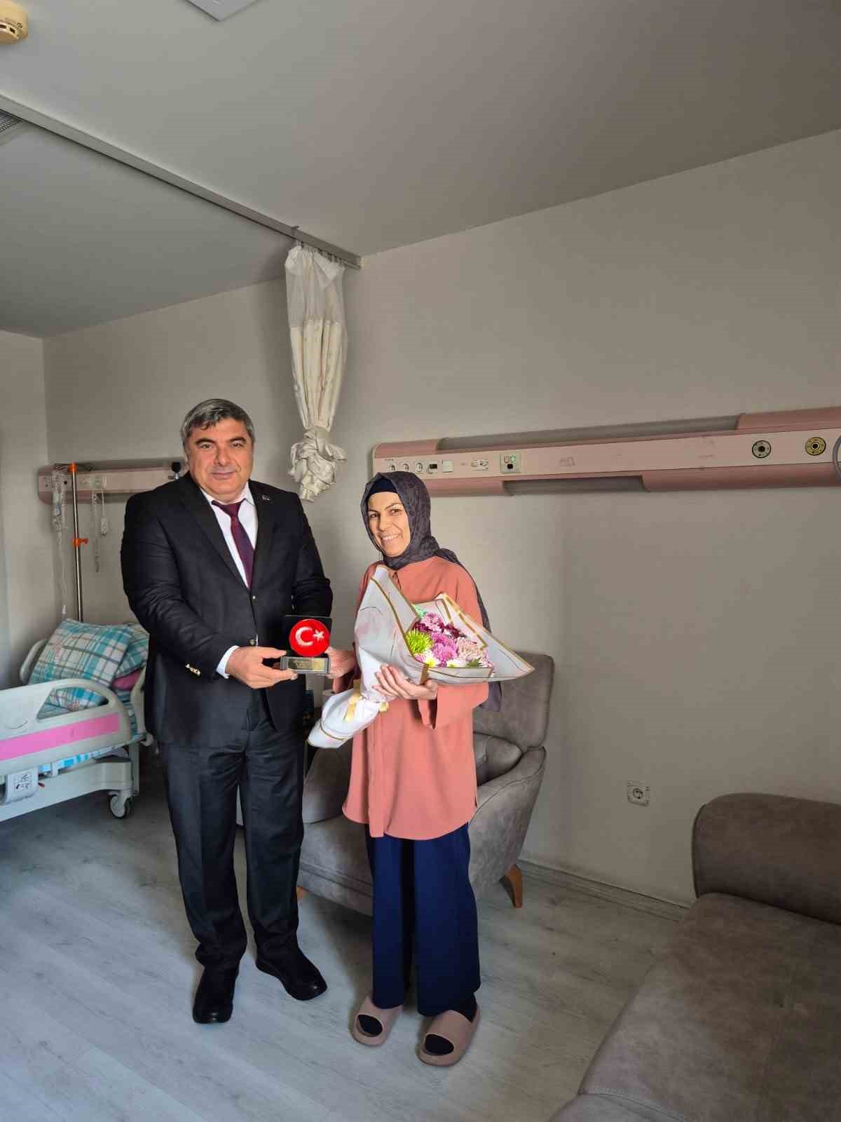 Öğretmenler Günü’nü hastanede geçiren öğretmen unutulmadı