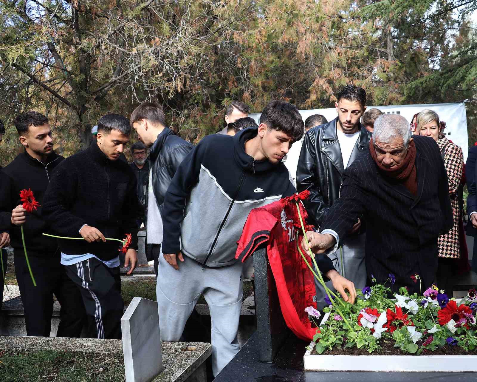 Milli kaleci Sinan Alağa&ccedil;, vefatının 40&rsquo;ncı yılında anıldı
