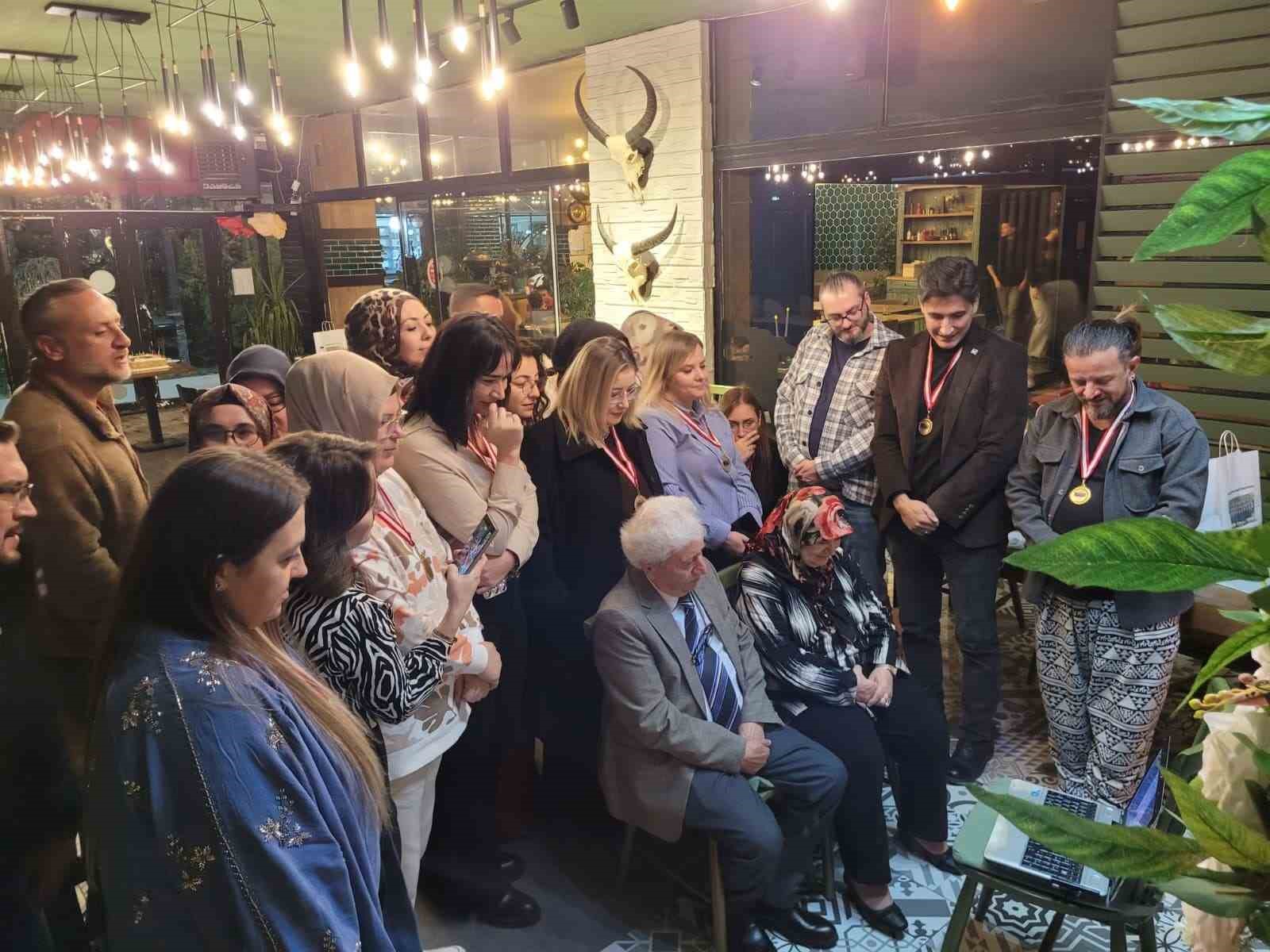 Eski öğrencilerinden emekli öğretmene duygulandıran Öğretmenler Günü sürprizi