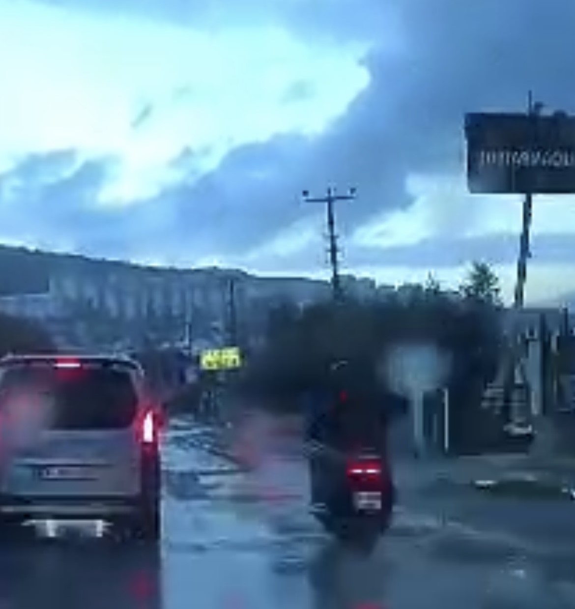 İş yerine girmek isteyen otomobile motosiklet çarptı: 2 yaralı