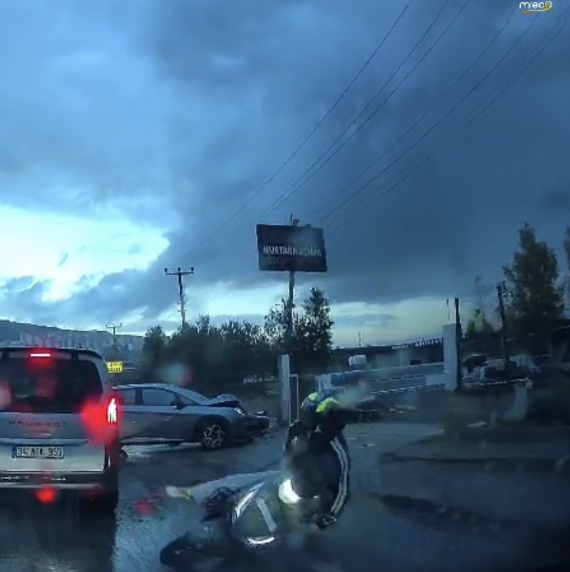 İş yerine girmek isteyen otomobile motosiklet çarptı: 2 yaralı