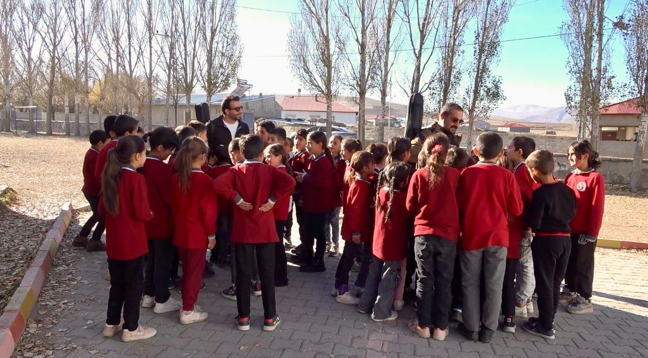 Ağrı’da öğretmenler kırsal bölgelerde öğrencileri müzikle buluşturuyor