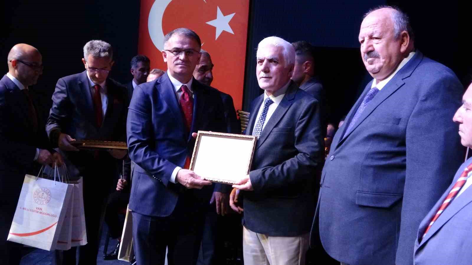 Van&rsquo;da "24 Kasım &Ouml;ğretmenler G&uuml;n&uuml;" kutlandı
