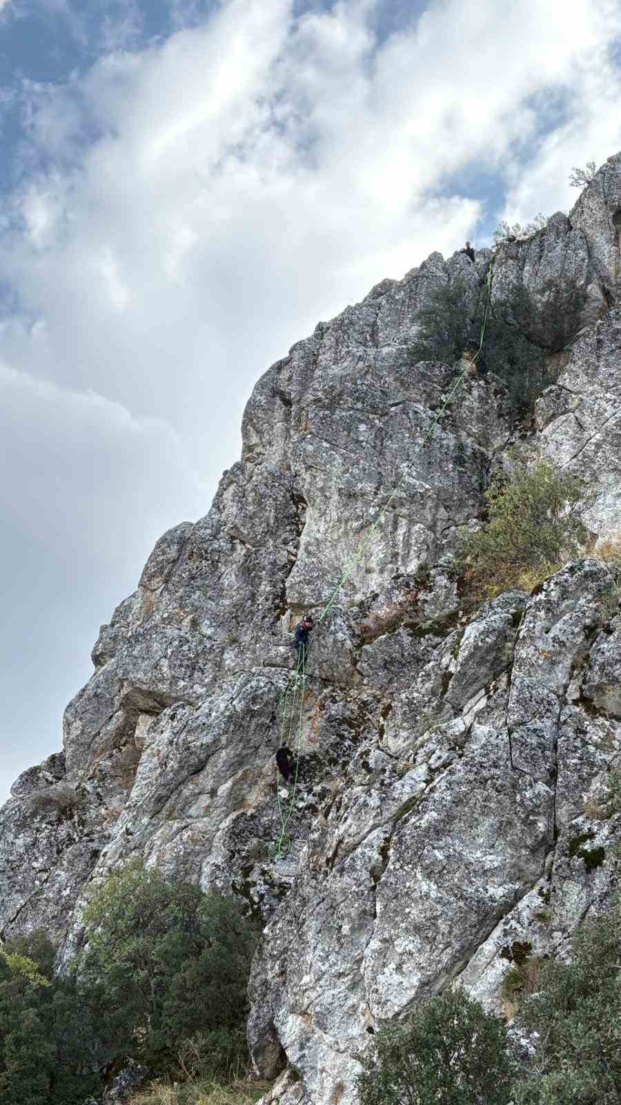 Burdur’da mahsur kalan keçiler ekipler tarafından kurtarıldı
