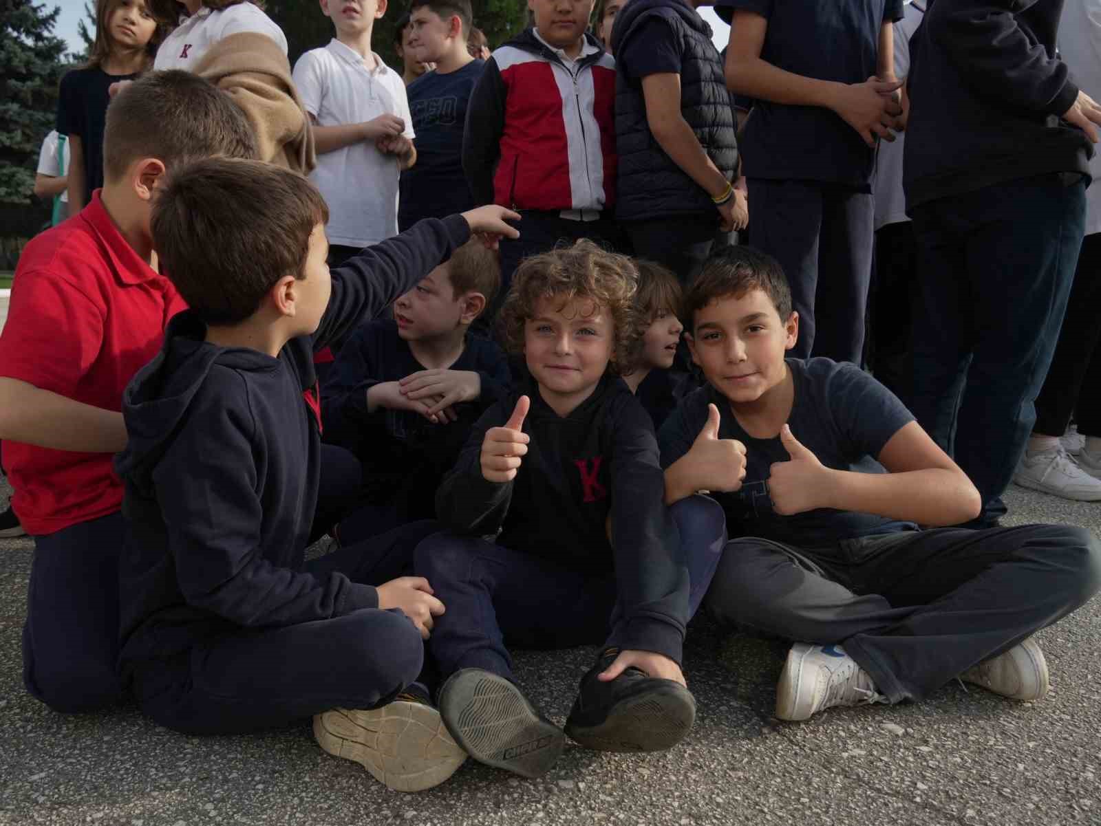 Yürüyüşü ile fenomen olan öğretmene sürpriz
