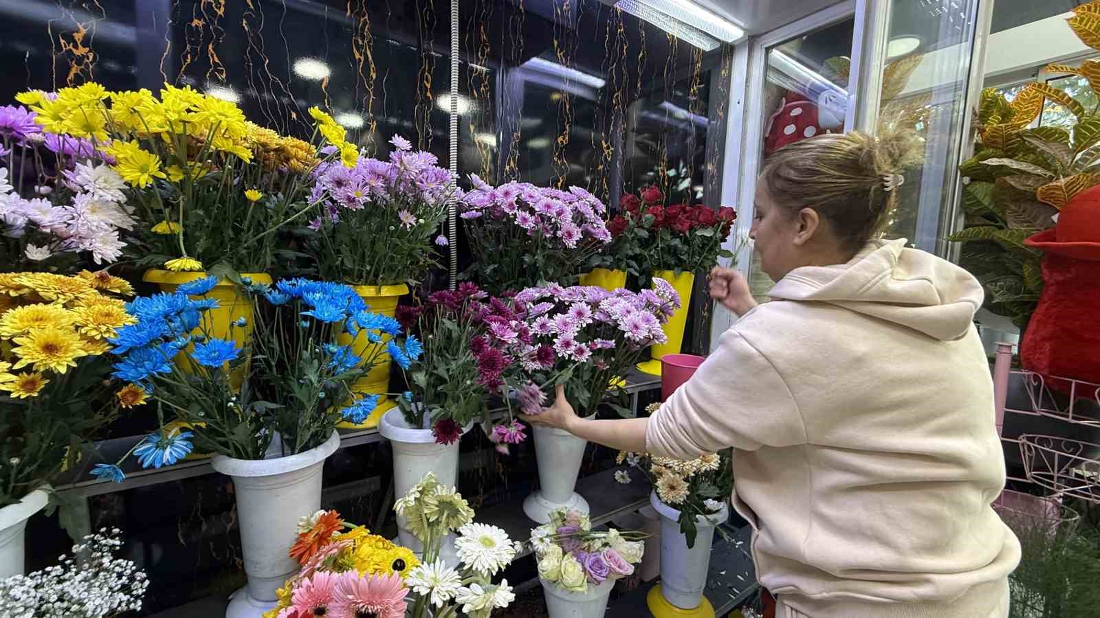 Diyarbakır&rsquo;da &ccedil;i&ccedil;ek&ccedil;ilerde &Ouml;ğretmenler G&uuml;n&uuml; yoğunluğu
