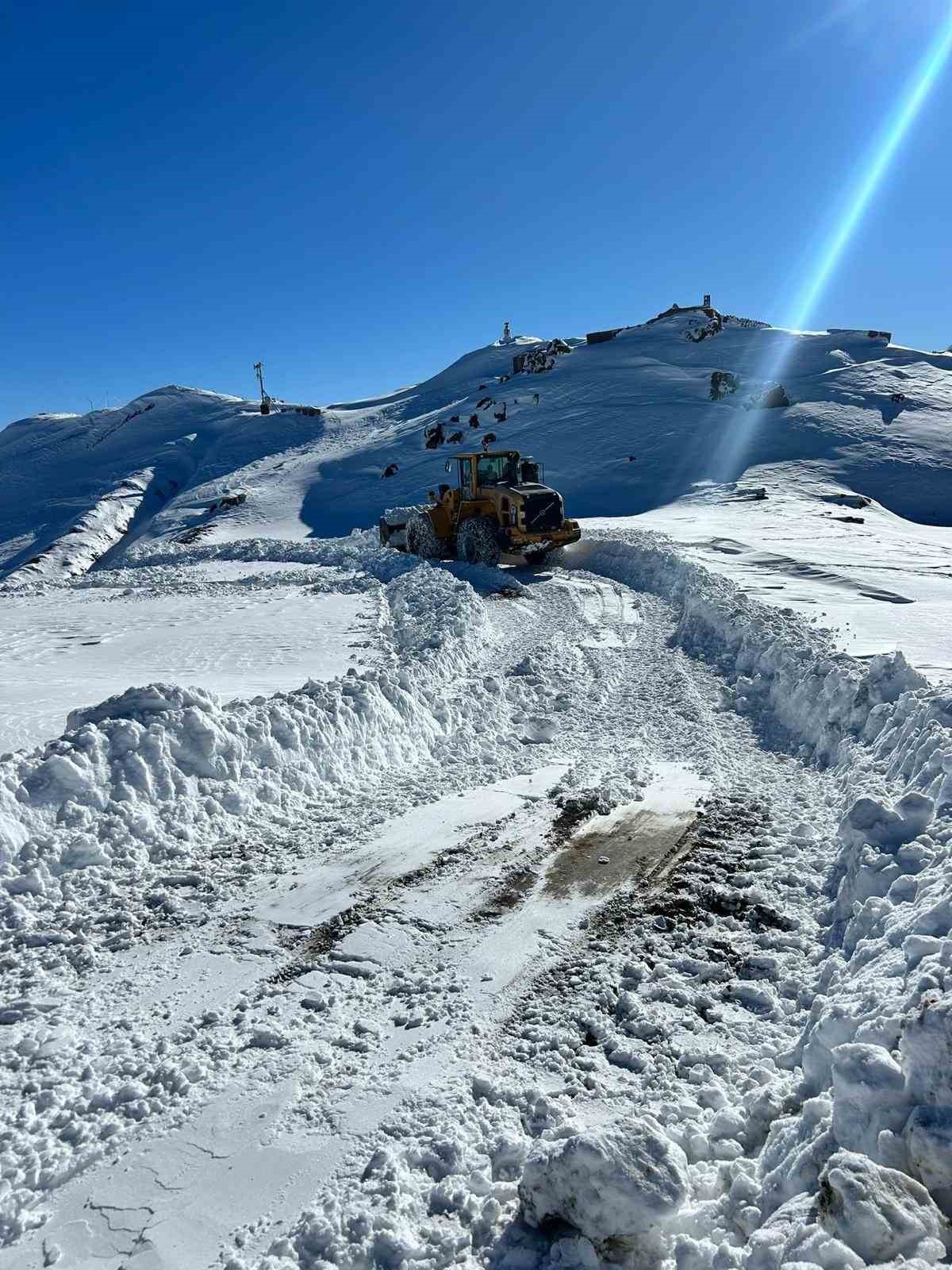 Hakkari’de karla mücadele çalışmaları aralıksız sürüyor