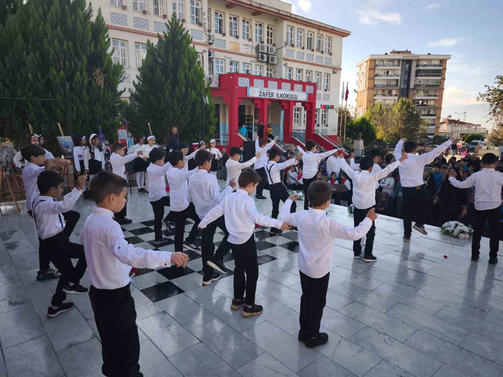 Nazilli’de öğretmenlerden zeybekli Kutlama