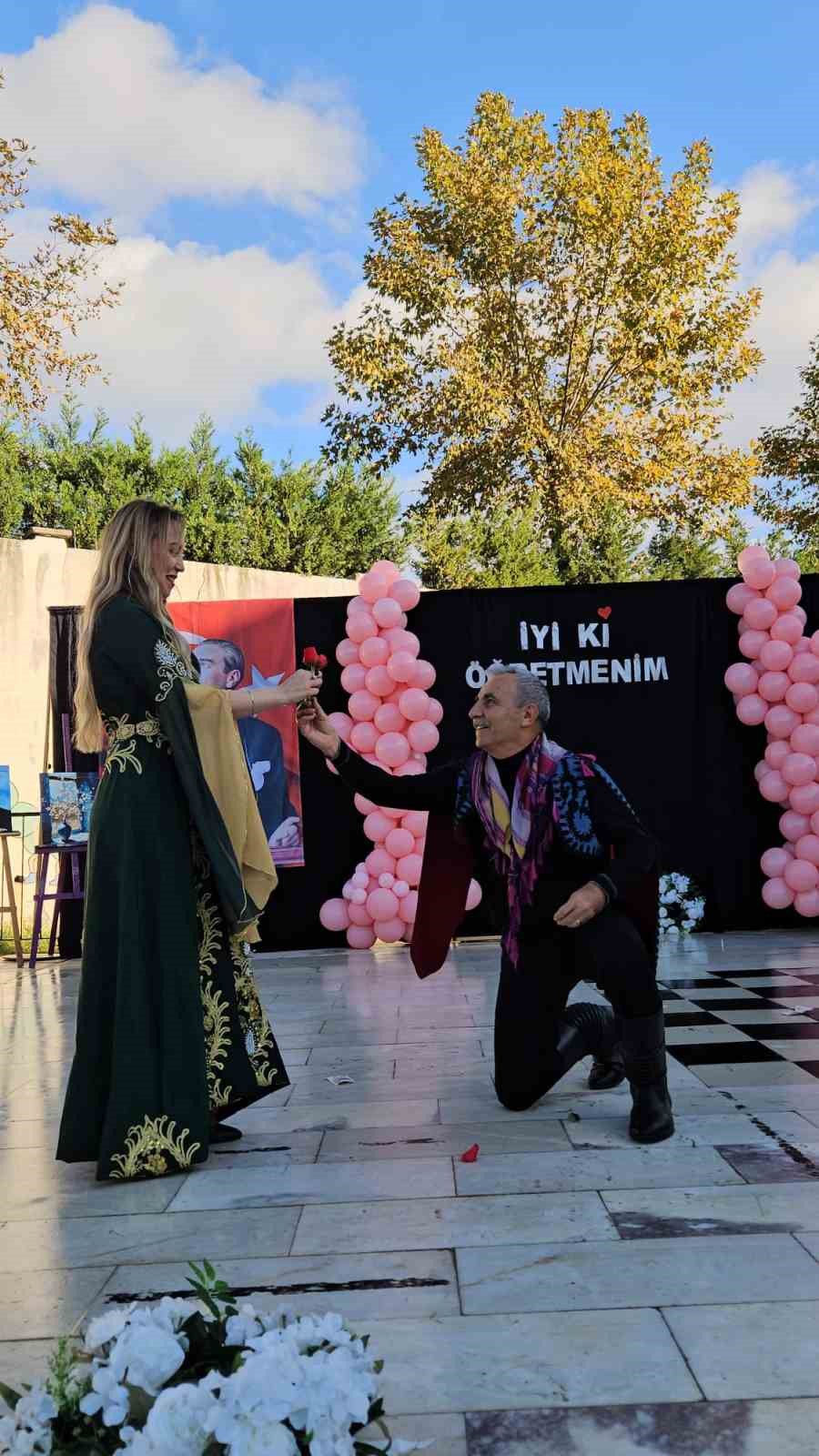 Nazilli’de öğretmenlerden zeybekli Kutlama
