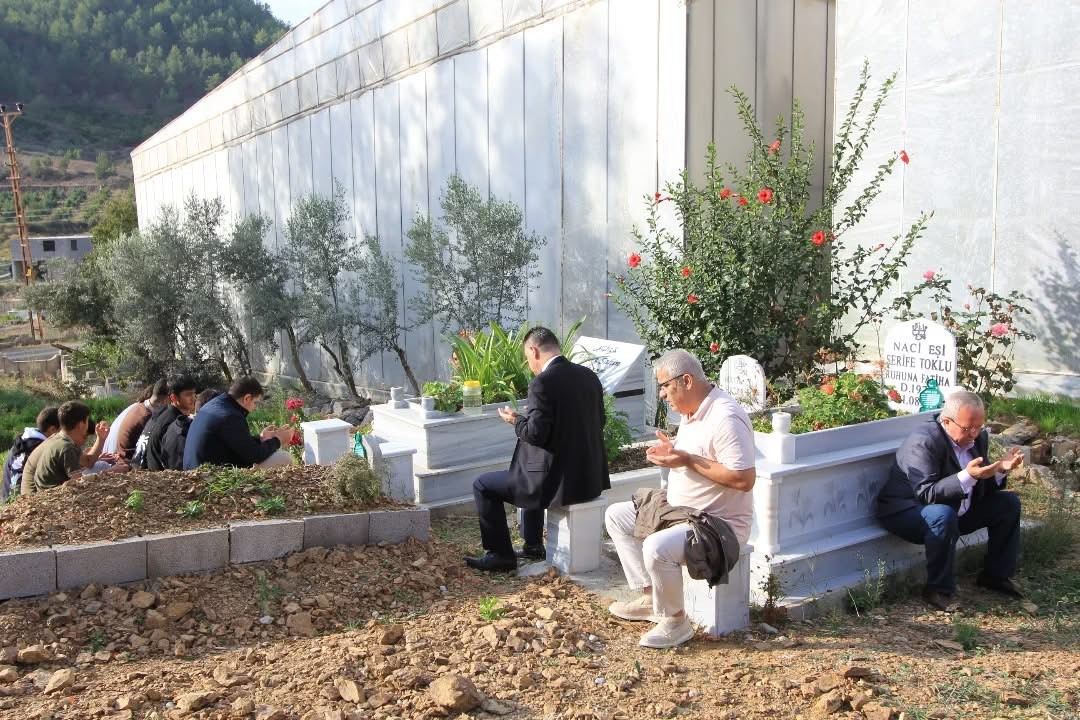 Bozyazı&rsquo;da vefat eden &ouml;ğretmen kabri başında anıldı
