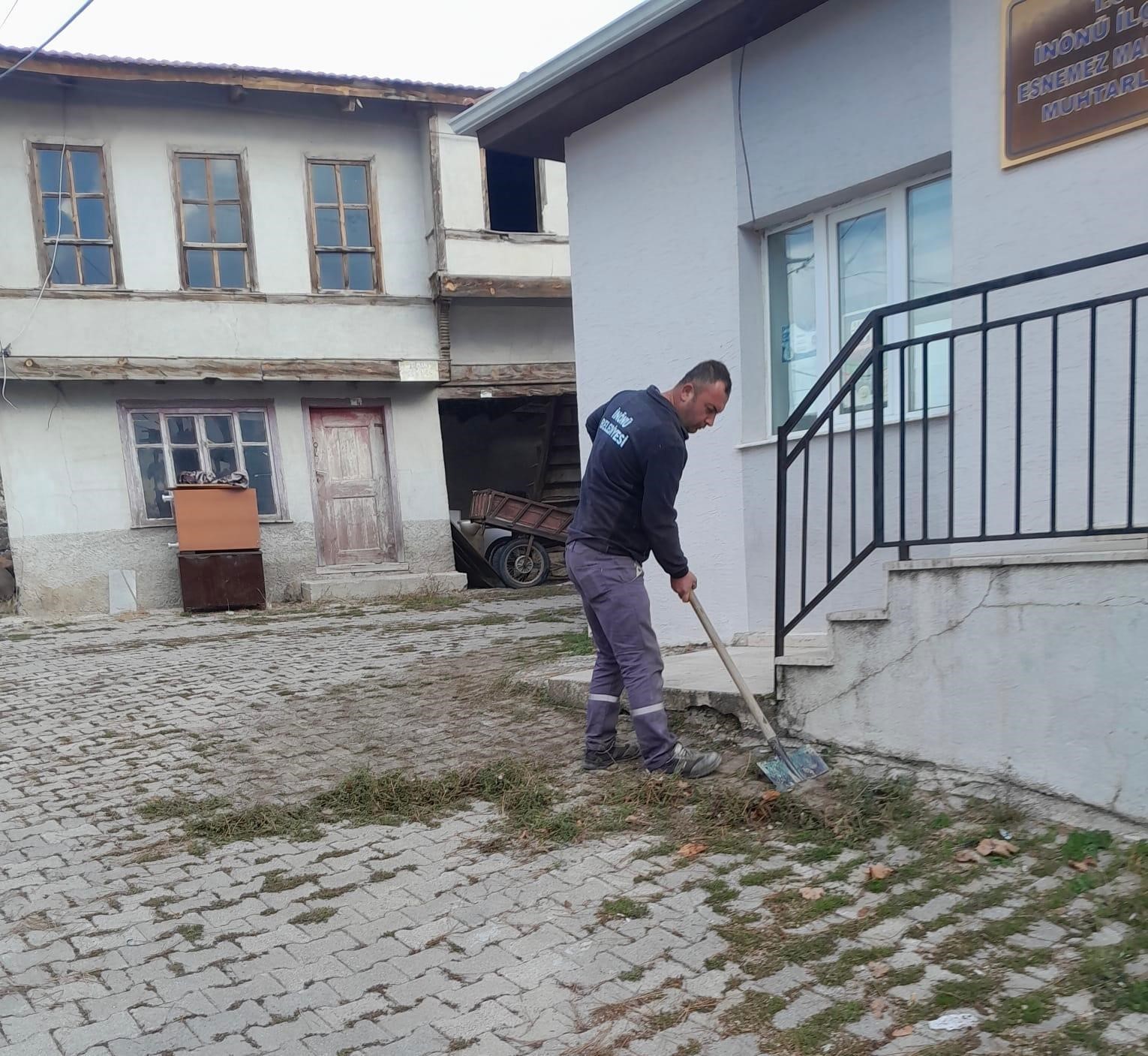 İn&ouml;n&uuml;&rsquo;n&uuml;n dış mahallelerinde temizlik &ccedil;alışması
