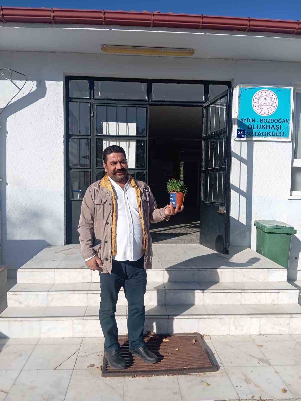 Bozdoğan Belediyesi’nden öğretmenlere karanfil çiçeği