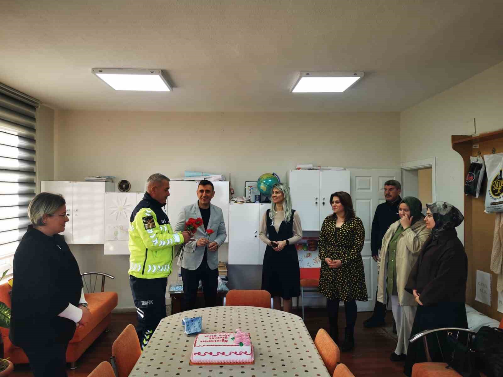 Karacabey’de jandarmadan Öğretmenler Günü’nde anlamlı ziyaret