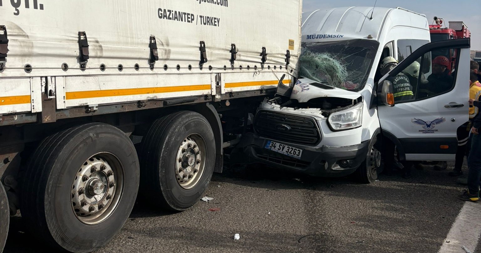 Gaziantep’te minibüs tıra arkadan çarptı: 5 yaralı