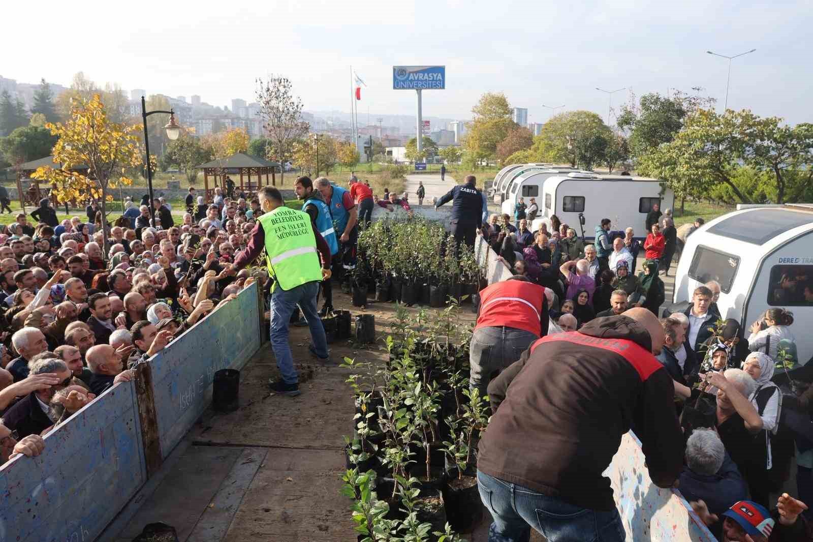 Dağıtılan elma ve armut fidanlarından almak için birbirleri ile yarıştılar
