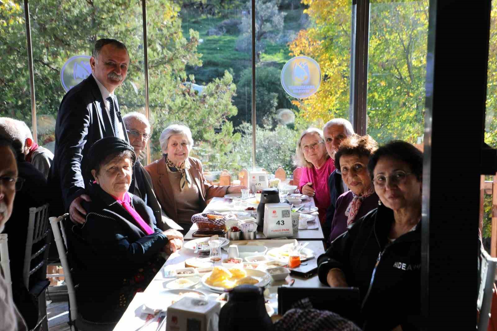 Eğitimci başkan emekli öğretmenleri konuk etti