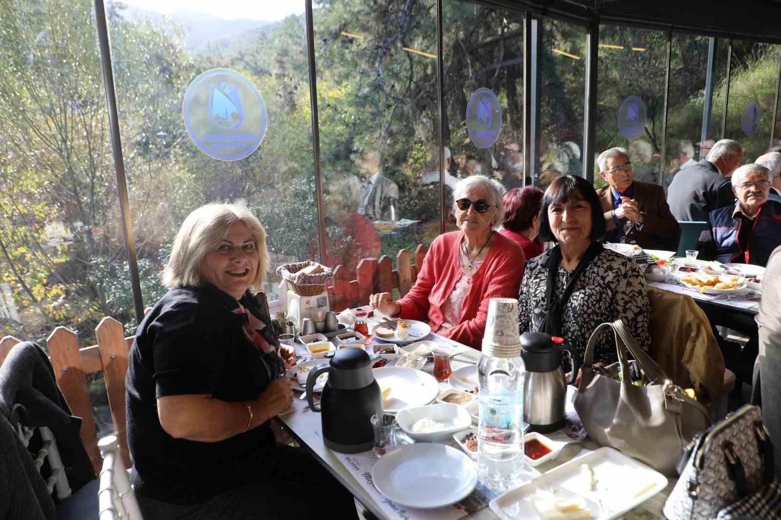 Eğitimci başkan emekli &ouml;ğretmenleri konuk etti
