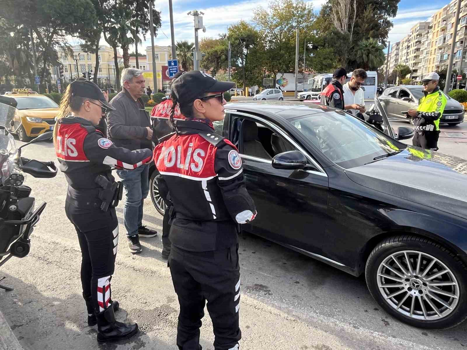 İzmir Konak’ta 30 farklı noktada dar alan uygulaması: 258 araca ceza kesildi