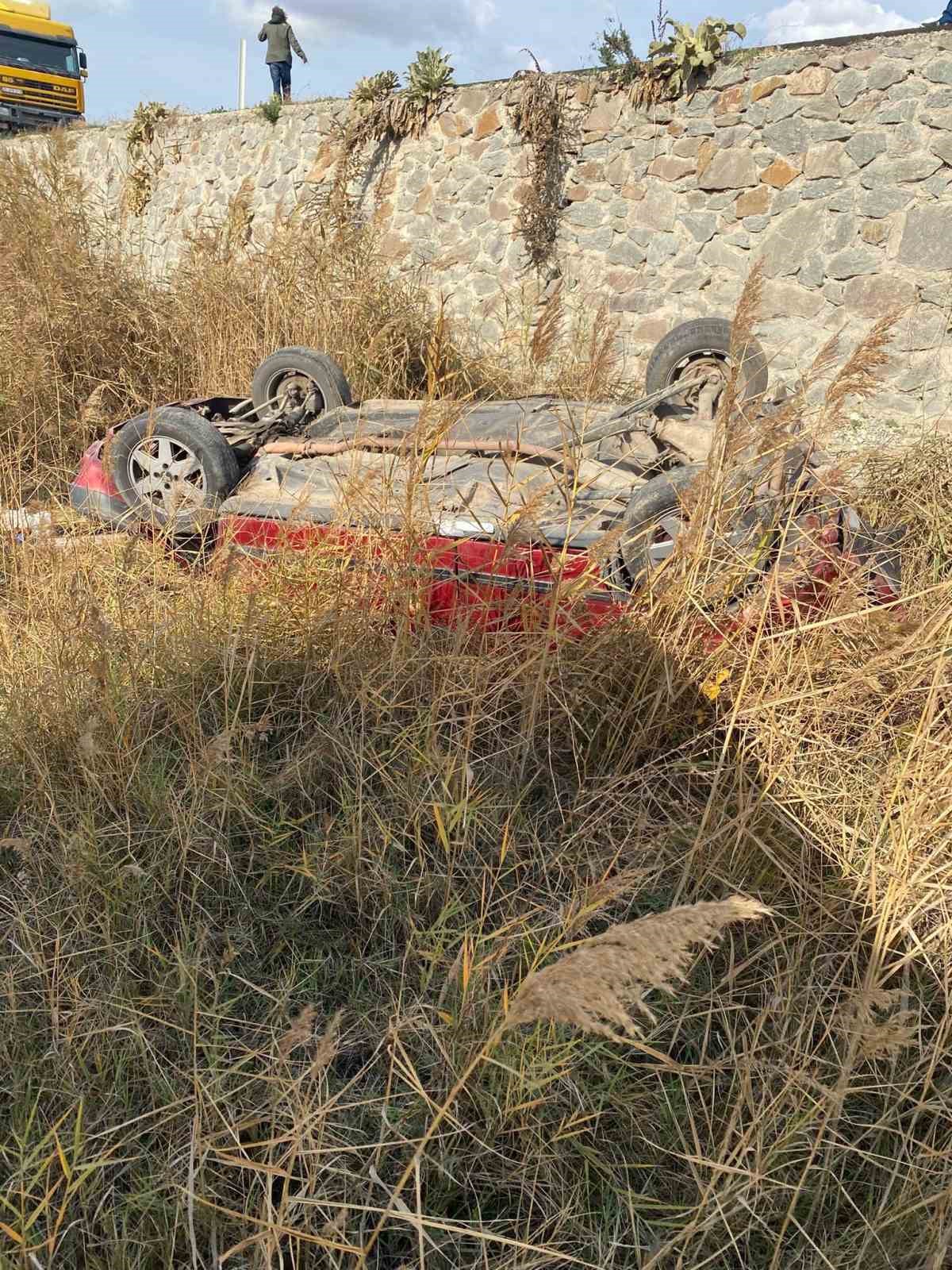 Manisa&rsquo;da otomobil tarlaya u&ccedil;tu: 1&rsquo;i bebek 5 yaralı
