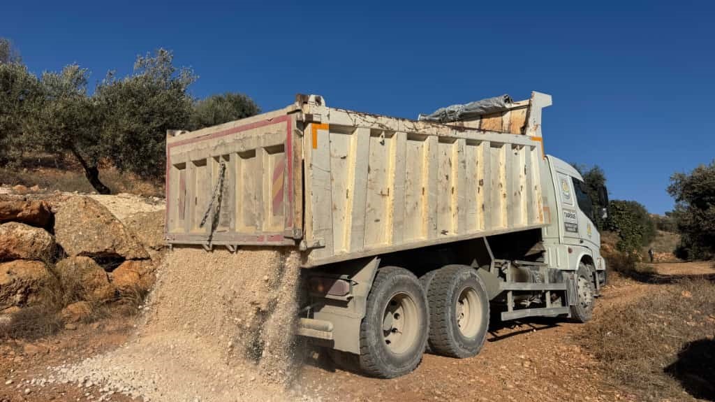 Tarsus Belediyesi B&uuml;y&uuml;kk&ouml;sebalcı&rsquo;da yol &ccedil;alışmalarını tamamladı
