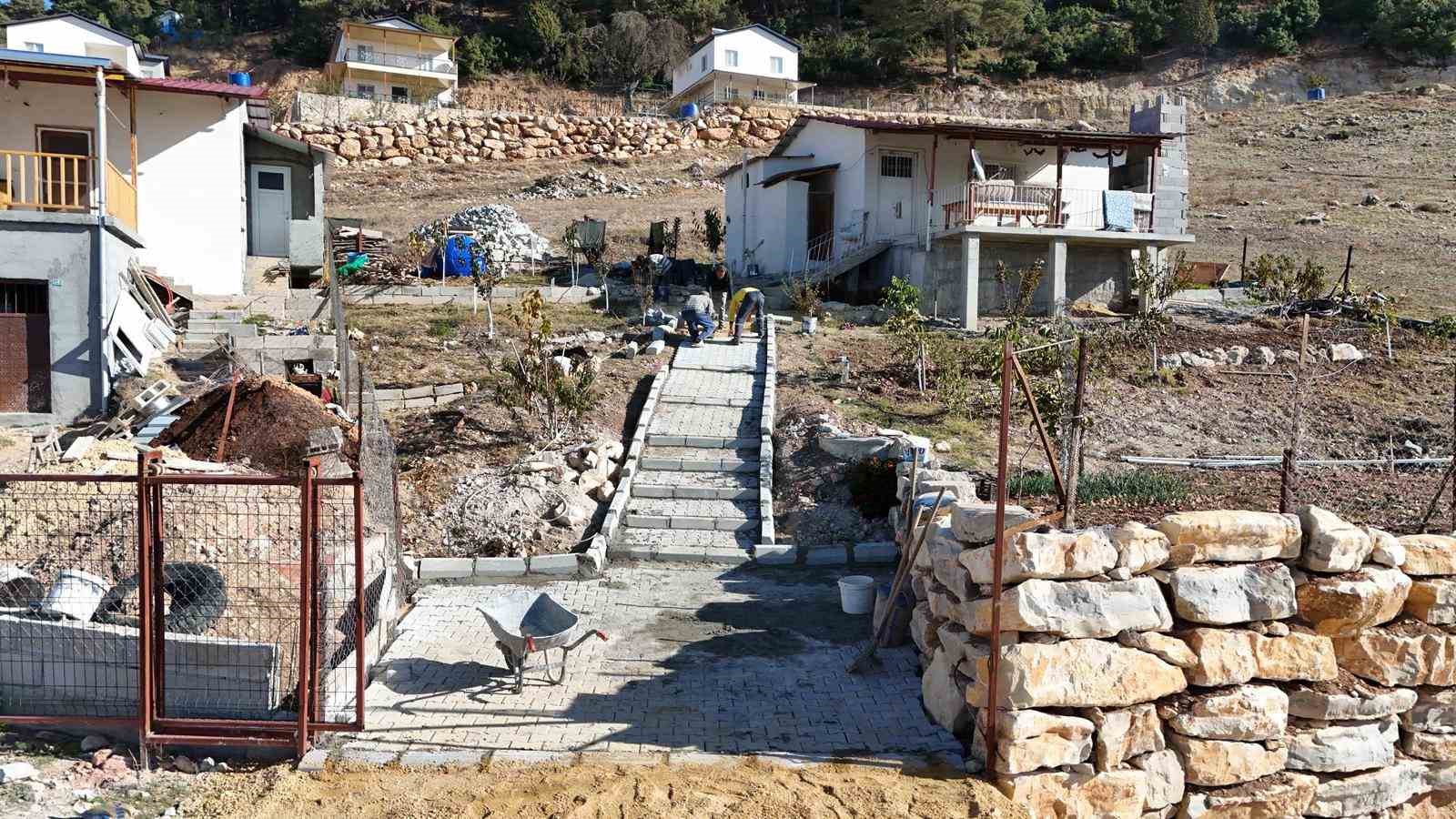 Tarsus&rsquo;ta engelli bireyin g&uuml;venliği i&ccedil;in parke &ccedil;alışması yapıldı
