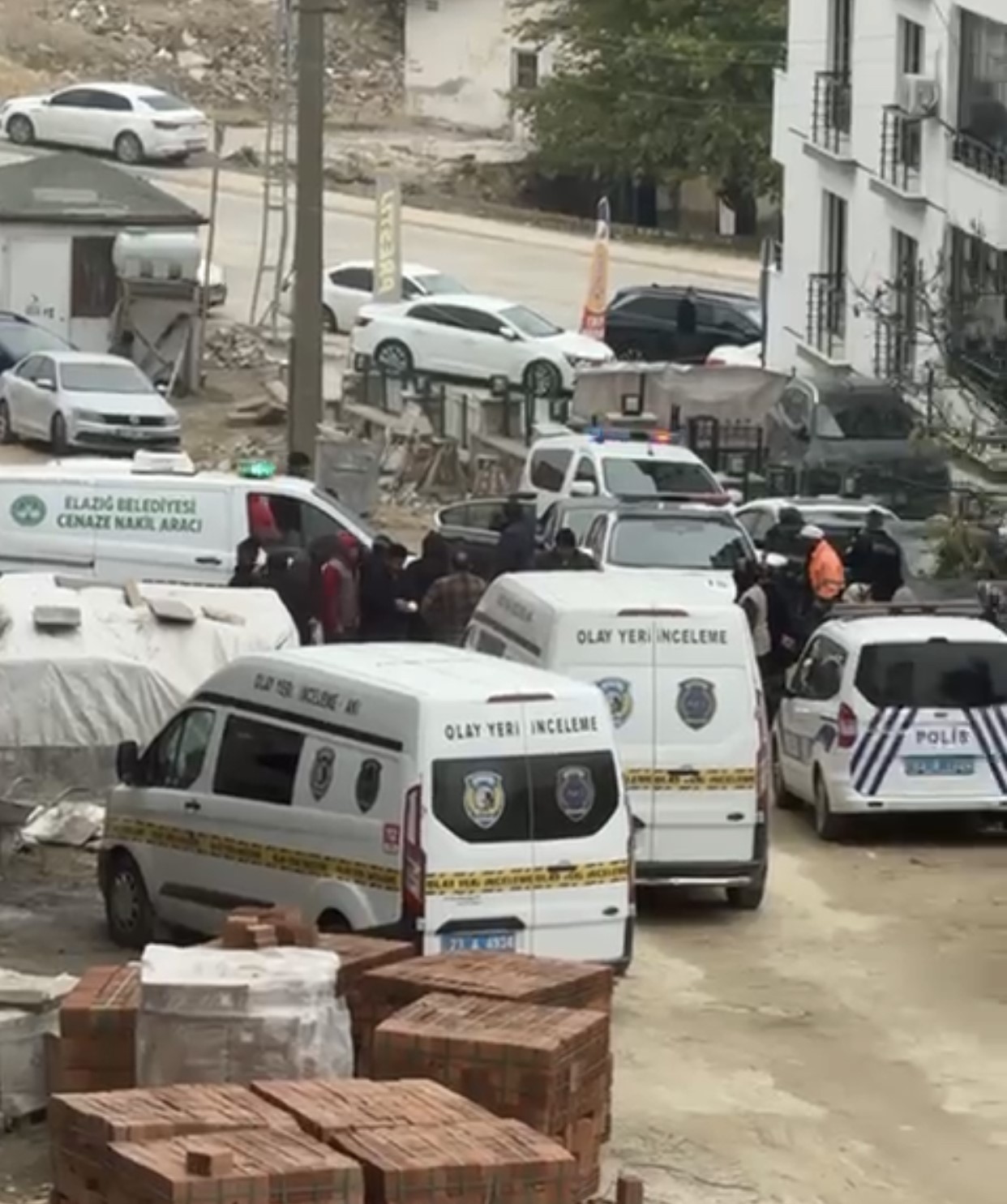 Elazığ&rsquo;da 3&rsquo;&uuml;nc&uuml; kattan d&uuml;şen inşaat bek&ccedil;isi hayatını kaybetti
