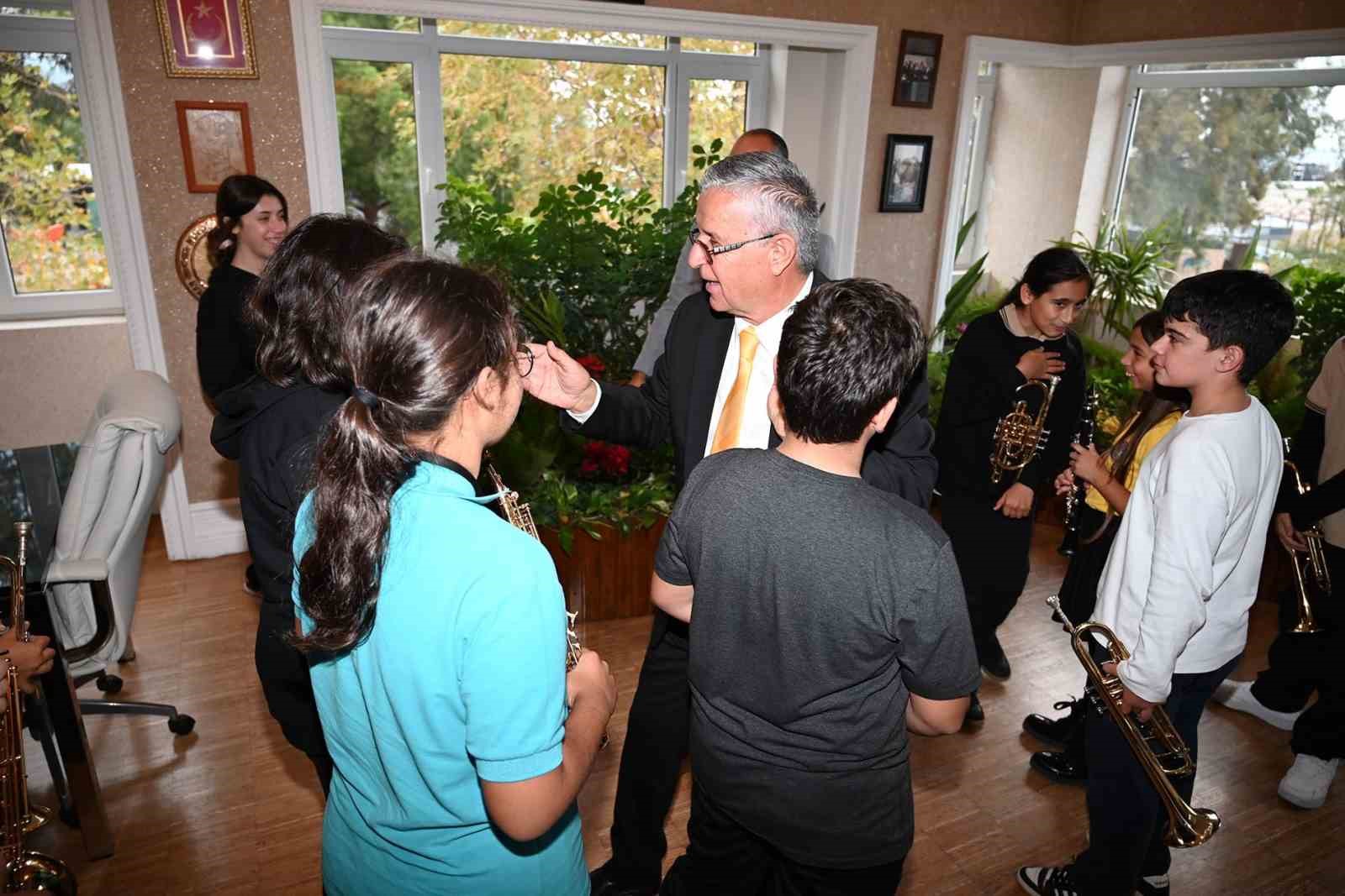 Geleceğin müzisyenlerinden Başkan Topaloğlu’na Öğretmenler Günü sürprizi