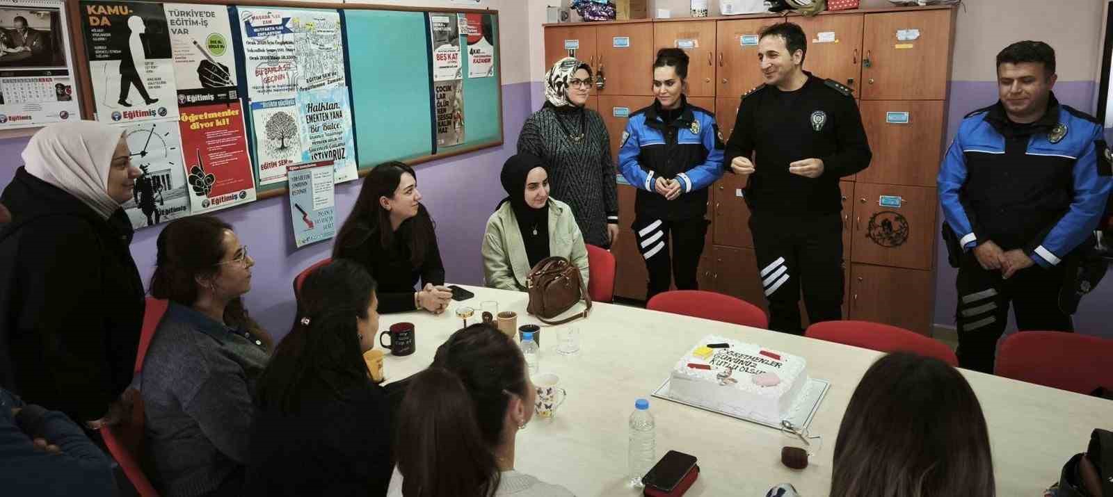 Erzincan polisinden öğretmenlere ’Öğretmenler Günü’ sürprizi
