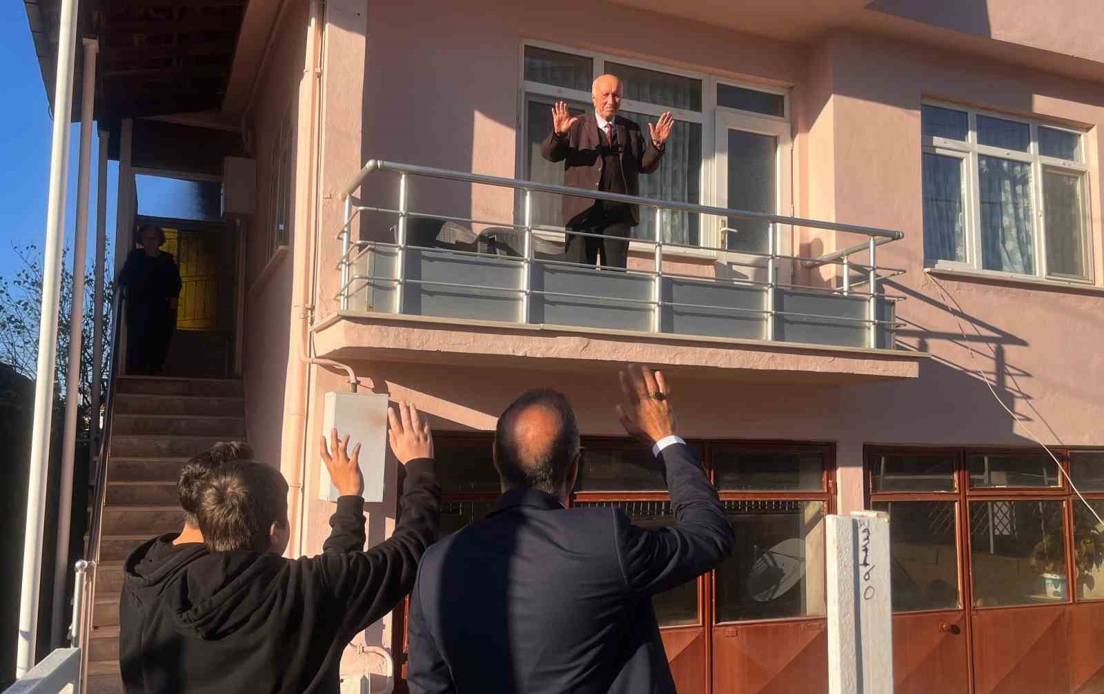 Hayrabolu’da öğrencilerin ziyareti emekli öğretmeni duygulandırdı
