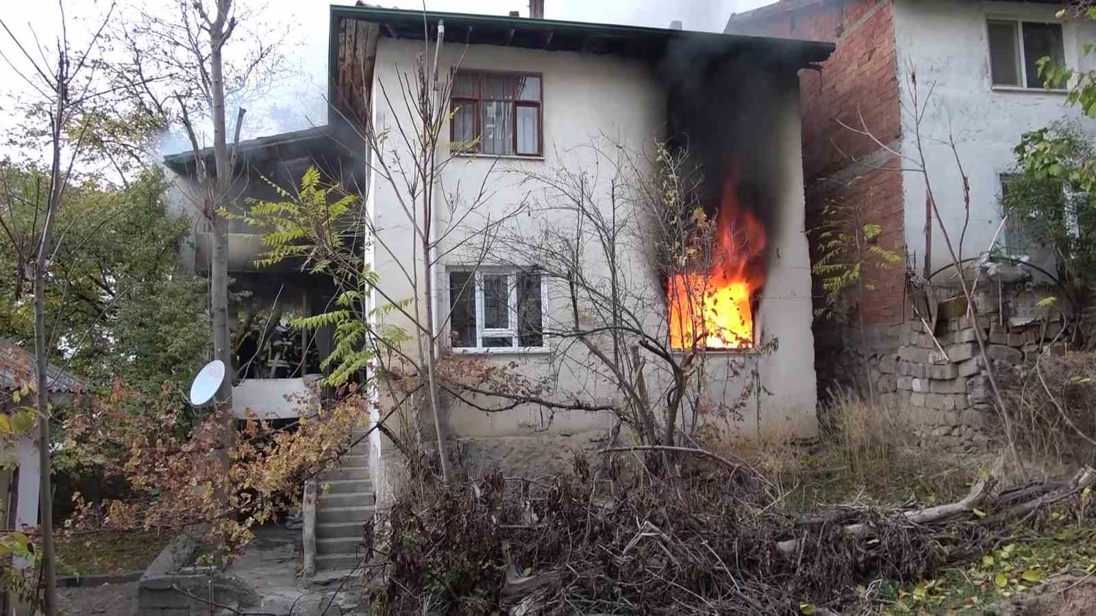 Amasya’da iki katlı evde yangın: Yaşlı kadın yangını ağlayarak izledi