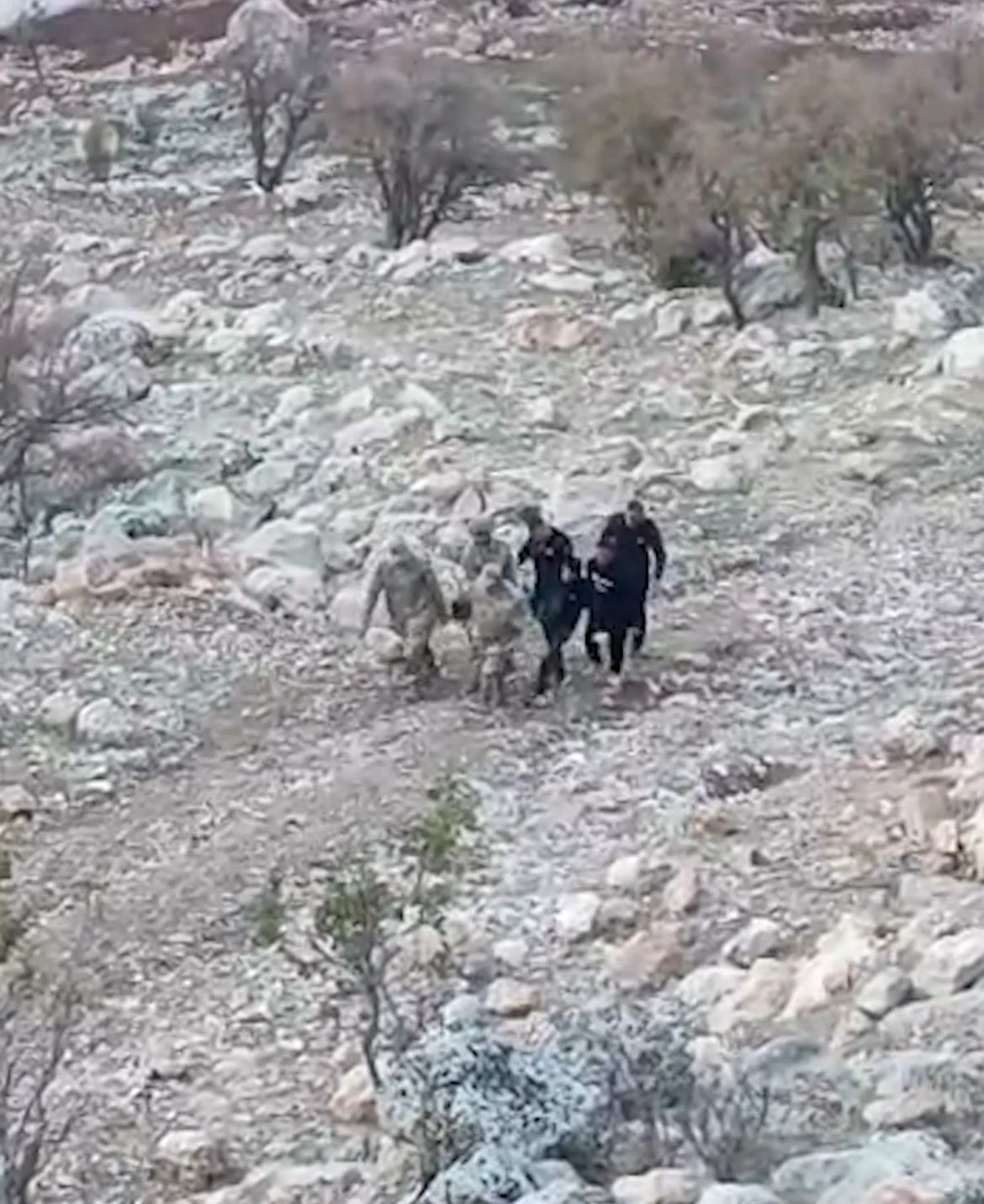 Siirt’te araç şarampole yuvarlandı: 1’i ağır 4 yaralı